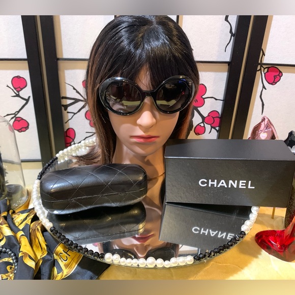 Like NEW?Beautiful stylish CHANEL Oversized Sunglasses retail $465.00? main image 9